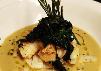 Gamberi e Seppie con Crema di Ceci e Spinaci Saltati