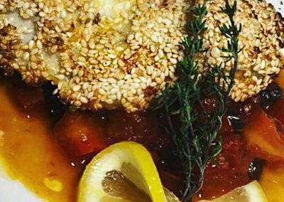 Ombrina in Crosta di Sesamo con Pomodorini, Capperi, Acciughe e Olive