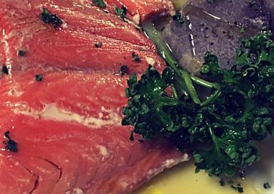 Salmone selvaggio cotto a bassa temperatura con crema di porri e patete viola