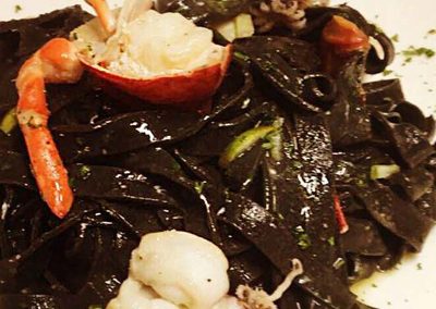 Tagliatelle nere con astice, seppie e lime