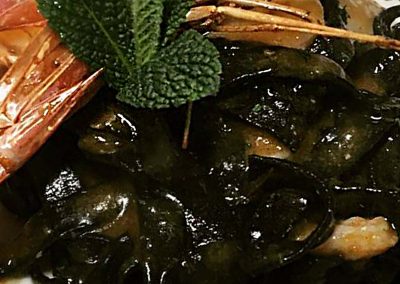 Tagliatelle nere con gamberi