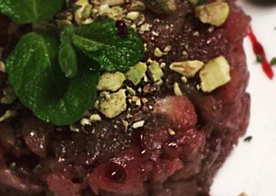 Tartare di Tonno con Salsa ai Frutti Rossi e Granella di Pistacchio