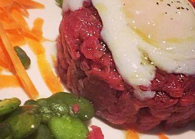 Tartare di filetto di manzo con uovo perfetto e fave